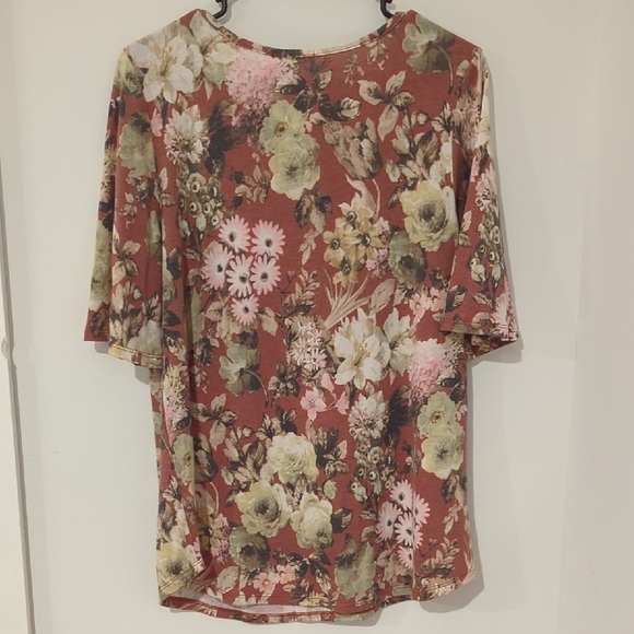Floral Short Sleeve Women's Top - Picture 8 of 8